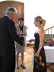 Preisübergabe durch Prof. Dr. Felix Semmelroth (Kulturdezernent der Stadt Frankfurt am Main) an Chloé Kiffer (Preisträgerin 2007)